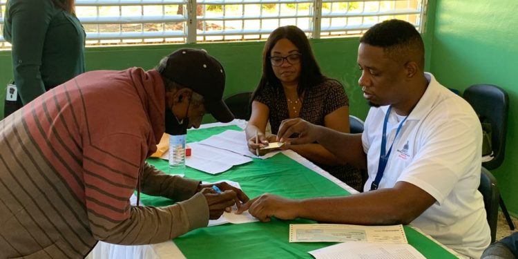 MINERD inicia pago con cheque al personal administrativo de Monte Plata