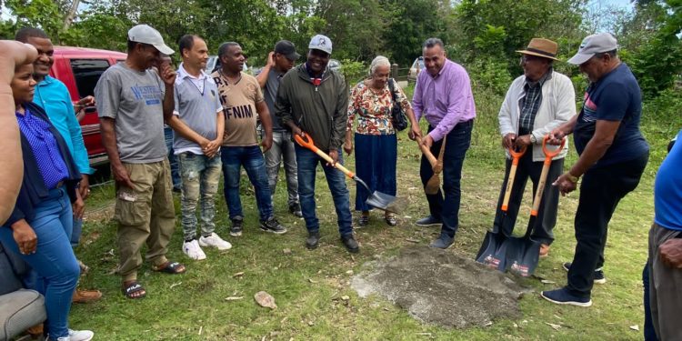 Alcaldía de Bayaguana da primer picazo para construir Camposanto