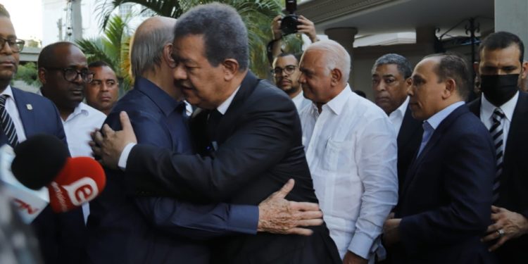 Leonel Fernández al visitar a Hipólito Mejía: «hemos venido a testimoniarle nuestro respeto y nuestras condolencias»