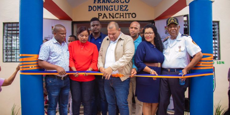 Alcalde Carlos Guzmán reinaugura centro comunal para realizar talleres, cursos técnicos y otras actividades