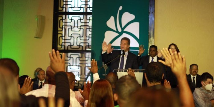 Leonel Fernández dice que, «empleo se está convirtiendo en un problema crónico en República Dominicana»