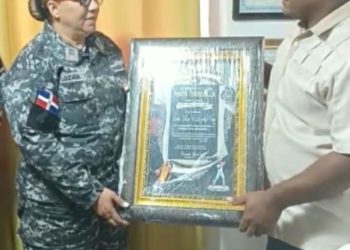 Club Deportivo reconoce labor de la coronel Rosa Lozada en Monte Plata