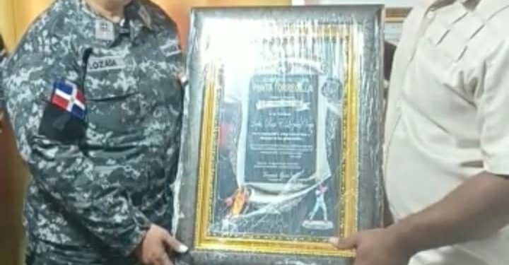 Club Deportivo reconoce labor de la coronel Rosa Lozada en Monte Plata