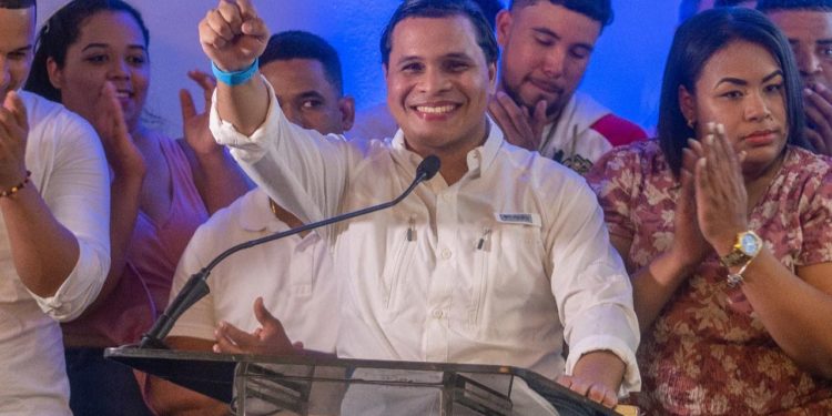 Lewin Santana presenta candidatura a la vicepresidencia de la JRM