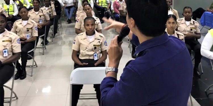 Capacitan en Derechos Humanos agentes del orden y personal del Metro de Santo Domingo