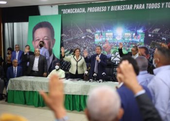 Nelsida Marmolejos y su estructura se juramentan en la Fuerza del Pueblo