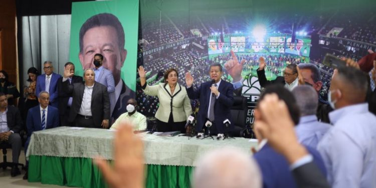 Nelsida Marmolejos y su estructura se juramentan en la Fuerza del Pueblo