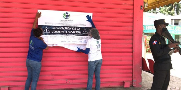 Pro Consumidor cierra varios negocios que vendían bebidas alcohólicas adulteradas en GSD