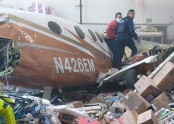 Una avioneta se estrella contra un supermercado en Morelos