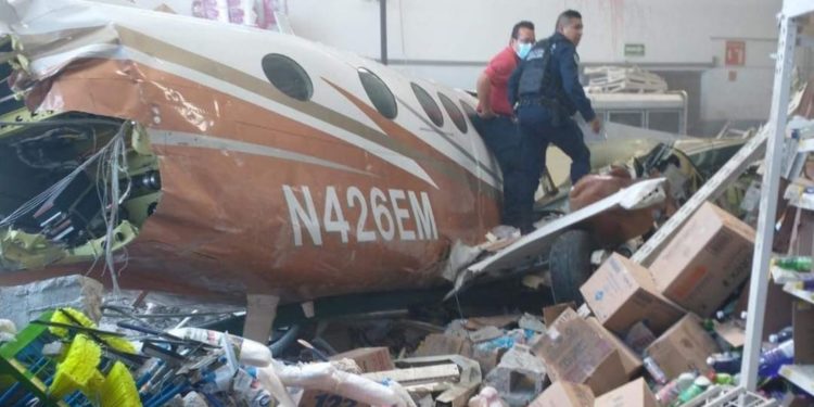 Una avioneta se estrella contra un supermercado en Morelos