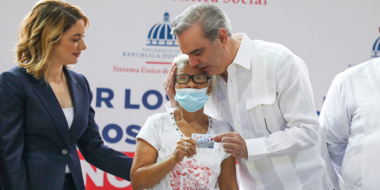 Presidente Abinader: En este Gobierno eliminamos el lujo para aumentar las ayudas sociales