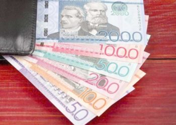 El peso dominicano se fortaleció casi 5 % frente al dólar