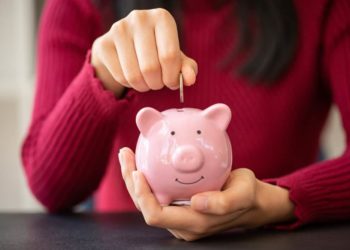 Mujeres ahorran y pagan más que los hombres