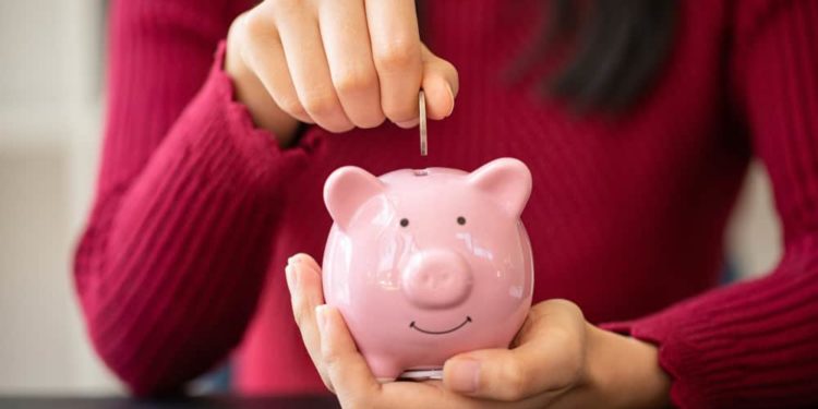 Mujeres ahorran y pagan más que los hombres