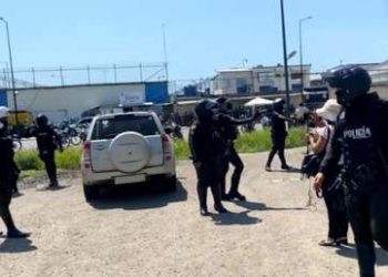 Reos retienen a funcionarios y colocan tanques de gas en la entrada de una cárcel ecuatoriana en Machala