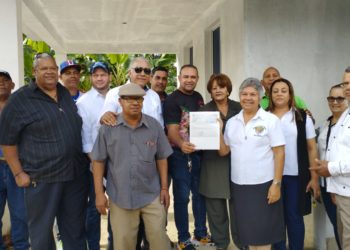 Andrés Bautista entrega recursos para terminación policlínica en la Isleta