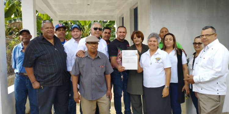 Andrés Bautista entrega recursos para terminación policlínica en la Isleta