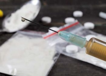 Hombre se inyecta cocaína en el pene