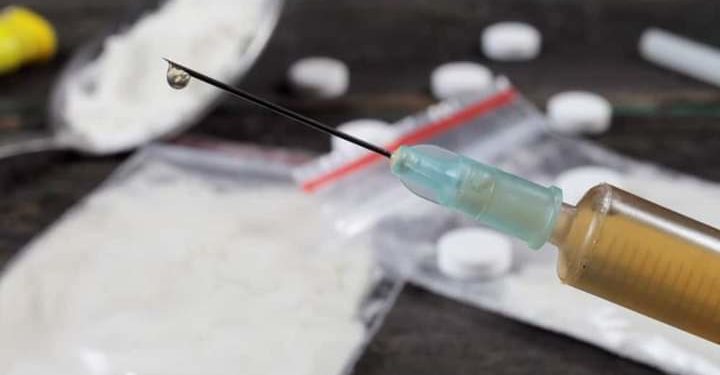 Hombre se inyecta cocaína en el pene