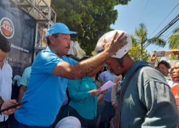 Alcalde José Montás entrega cascos certificados a motoristas