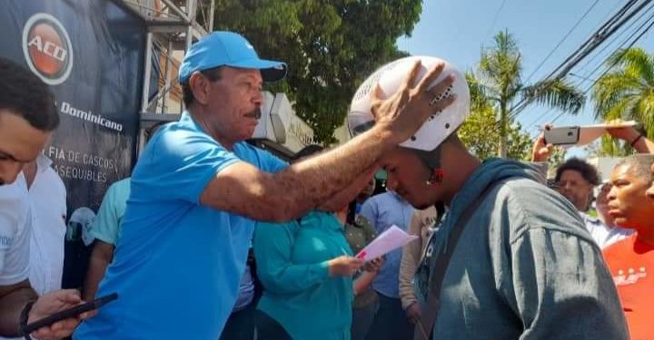 Alcalde José Montás entrega cascos certificados a motoristas