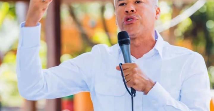 Andrés Cueto afirma Danilo Medina saldrá con «careta» a las calles; asegura imagen representa «símbolo de la corrupción»