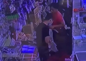 Empleada mata de puñalada a su jefe de origen chino en la Duarte