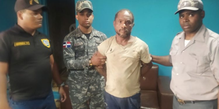 Dictan tres meses de coerción a exconvicto que mató dos niños, e hirió otro de gravedad y al padre de estos en Sánchez Ramírez