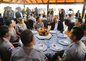 Presidente Abinader sostiene almuerzo con policías en Hatillo, San Cristóbal