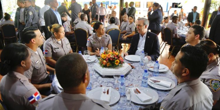 Presidente Abinader sostiene almuerzo con policías en Hatillo, San Cristóbal