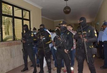 Rocían gas pimienta a periodistas que cubrían el caso Discovery en Santiago