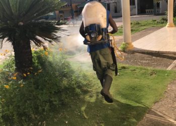 Alcaldía de Bayaguana realiza jornada de fumigación para evitar enfermedades