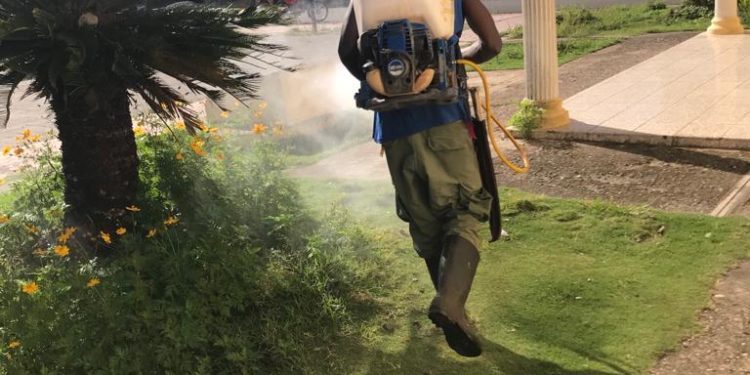 Alcaldía de Bayaguana realiza jornada de fumigación para evitar enfermedades