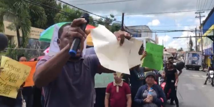 ¡ Indignado ! Maestro rompe título tras participar en concurso de oposición docente y no ser nombrado