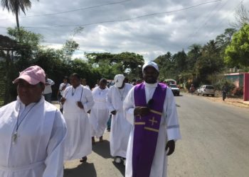Iglesia católica, realiza caminata penitencial con motivo al viernes dolores