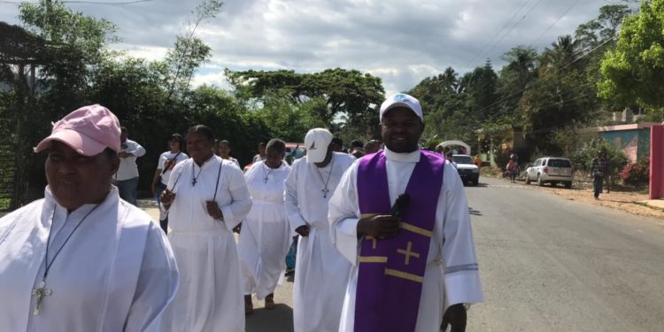 Iglesia católica, realiza caminata penitencial con motivo al viernes dolores