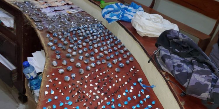 Apresan hombre en La Vega con 410 porciones presunta marihuana, cocaína y crack; PN investiga tiroteo