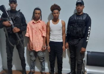 Apresan 2 jovenes en Azua con 11 mil pesos falsos y 109 porciones de presumiblemente drogas