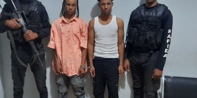 Apresan 2 jovenes en Azua con 11 mil pesos falsos y 109 porciones de presumiblemente drogas