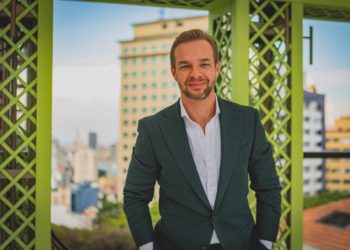 Doctor Ricardo Ventura imparte conferencia en Dubai