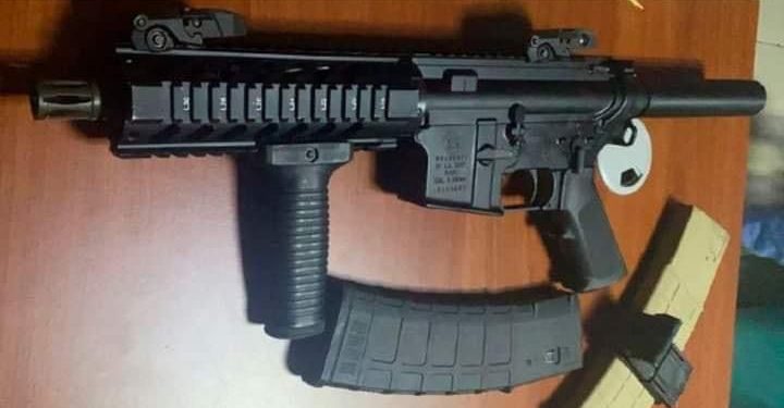 Apresan a dos hombres por fusil que era vendido en las redes sociales