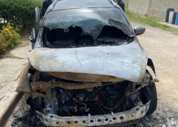 Policía amplía investigaciones con relación a vehículo incendiado por desconocidos en residencial de S.P.M.