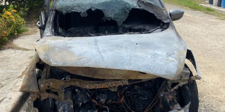 Policía amplía investigaciones con relación a vehículo incendiado por desconocidos en residencial de S.P.M.