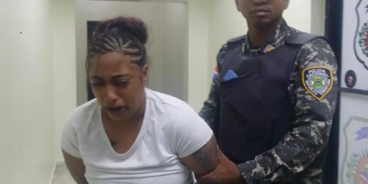 Un año de prisión preventiva a mujer que fingió ahorcar a su hija en La Vega