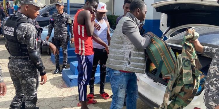 PN en Villa Altagracia apresa cuatro personas y ocupa prendas policiales y Militares, además de un arma de fuego y pertenencias