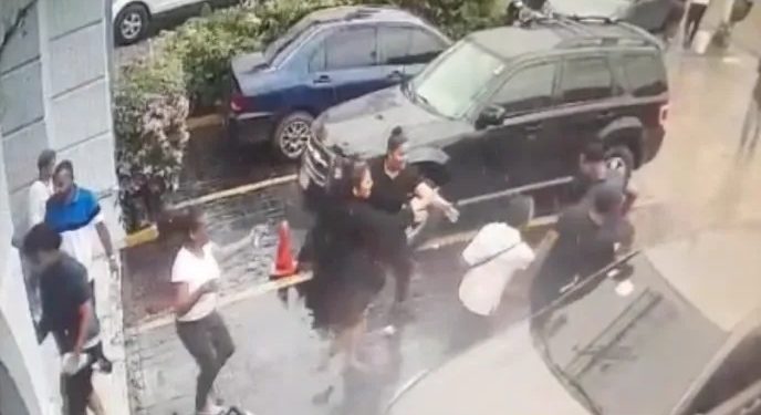 Autoridades buscan reo tras fugarse durante velatorio de su madre