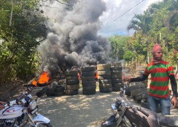 La huelga sigue encendida en SFM, con quema de gomas y cierre de negocios