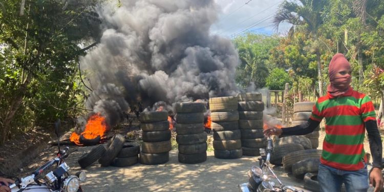 La huelga sigue encendida en SFM, con quema de gomas y cierre de negocios