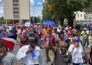 Familia Rosario vuelven a las calles en reclamo de herencia millonaria; se reúnen con Banco Central