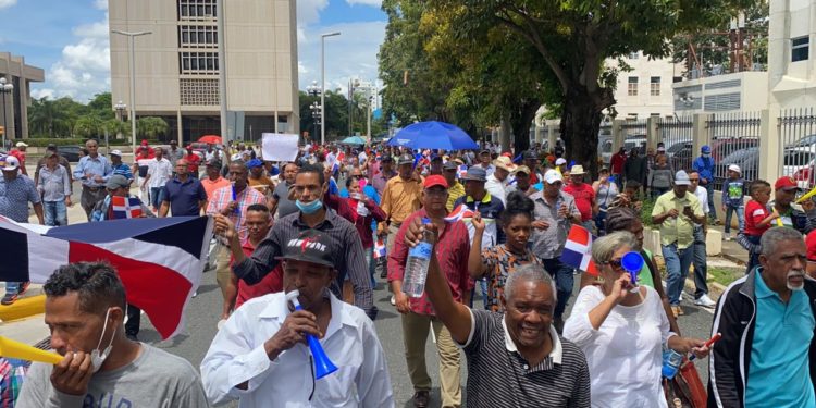 Familia Rosario vuelven a las calles en reclamo de herencia millonaria; se reúnen con Banco Central